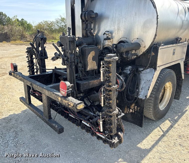 image for item DO2313 2007 International 7400 oil distributor truck