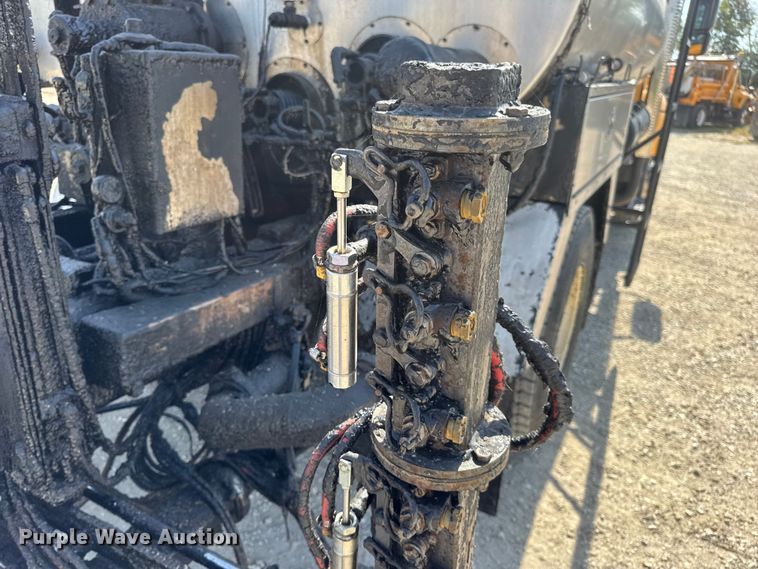 image for item DO2313 2007 International 7400 oil distributor truck