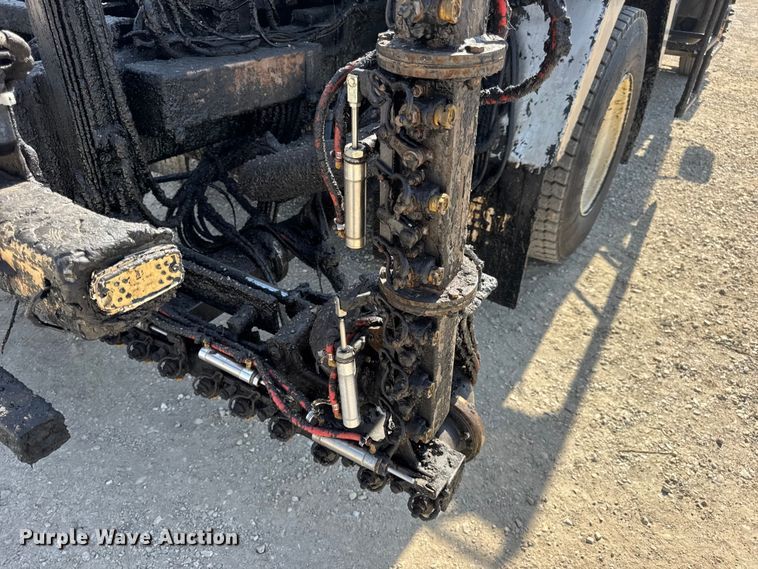 image for item DO2313 2007 International 7400 oil distributor truck