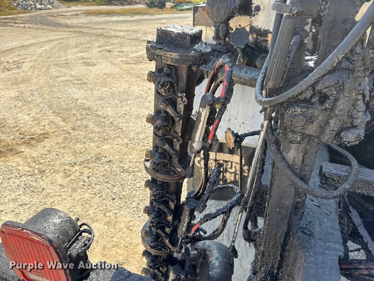 image for item DO2313 2007 International 7400 oil distributor truck