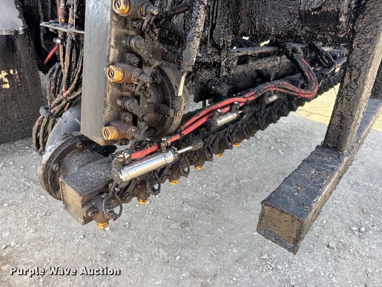 image for item DO2313 2007 International 7400 oil distributor truck