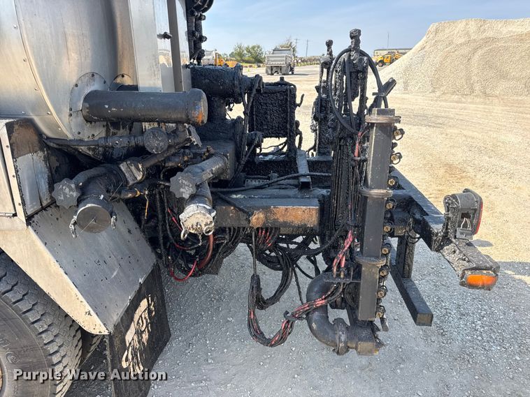 image for item DO2313 2007 International 7400 oil distributor truck