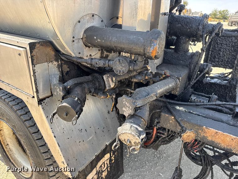 image for item DO2313 2007 International 7400 oil distributor truck