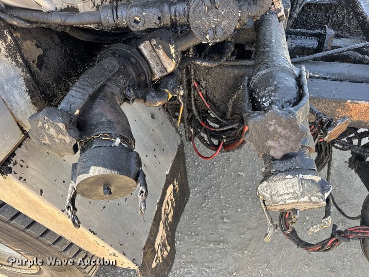 image for item DO2313 2007 International 7400 oil distributor truck