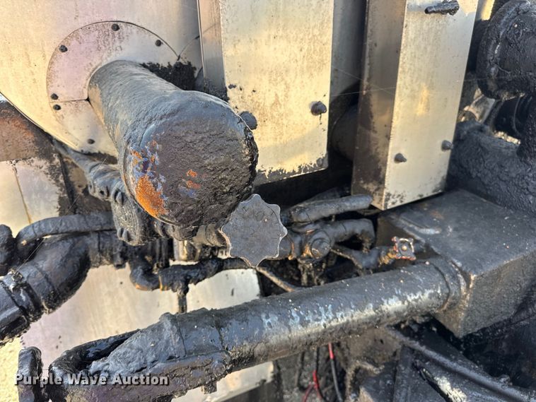 image for item DO2313 2007 International 7400 oil distributor truck