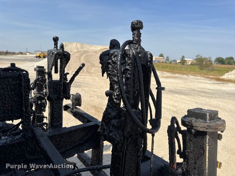 image for item DO2313 2007 International 7400 oil distributor truck