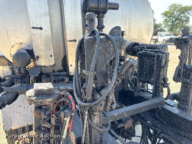 image for item DO2313 2007 International 7400 oil distributor truck