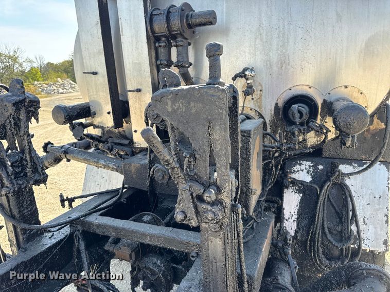 image for item DO2313 2007 International 7400 oil distributor truck