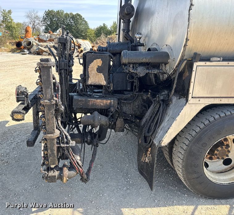 image for item DO2313 2007 International 7400 oil distributor truck