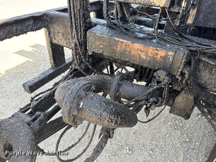 image for item DO2313 2007 International 7400 oil distributor truck