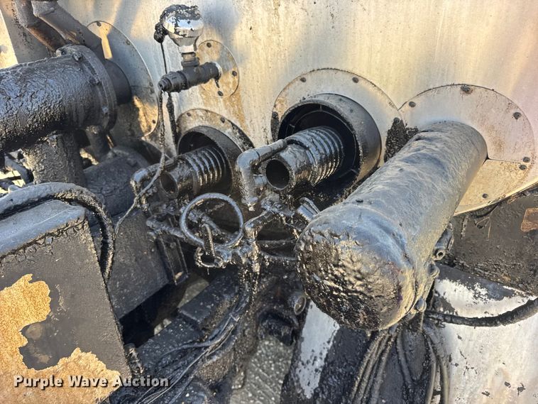 image for item DO2313 2007 International 7400 oil distributor truck