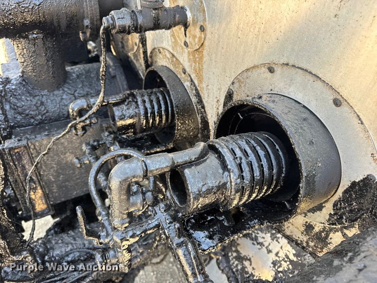 image for item DO2313 2007 International 7400 oil distributor truck