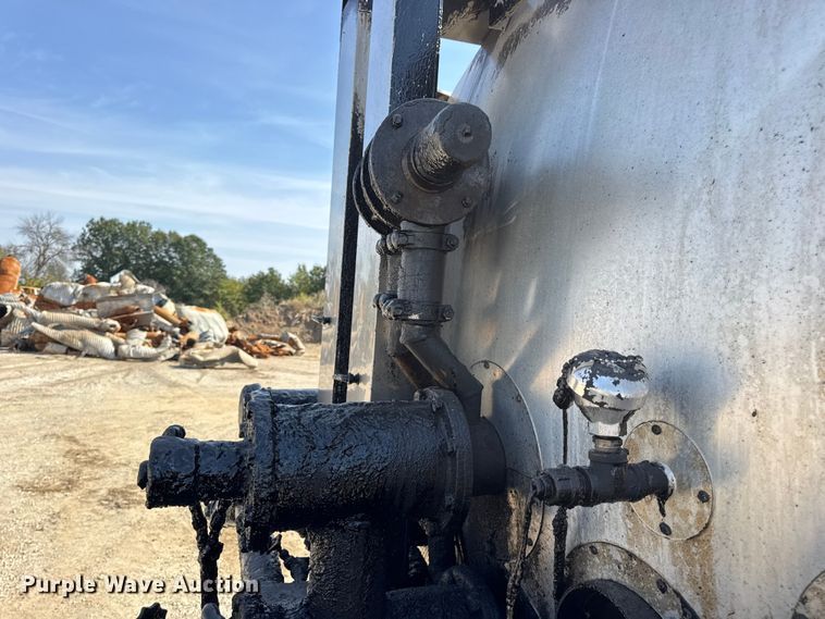 image for item DO2313 2007 International 7400 oil distributor truck