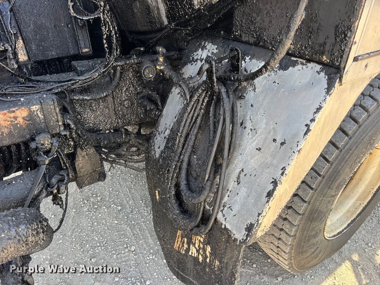 image for item DO2313 2007 International 7400 oil distributor truck