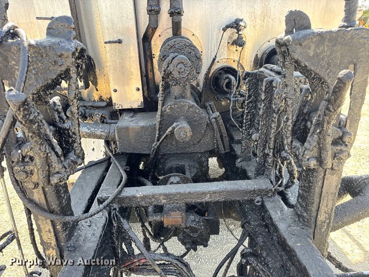 image for item DO2313 2007 International 7400 oil distributor truck