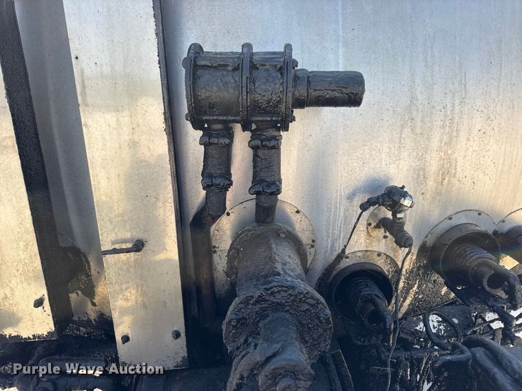 image for item DO2313 2007 International 7400 oil distributor truck