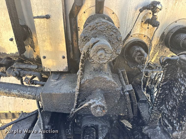 image for item DO2313 2007 International 7400 oil distributor truck