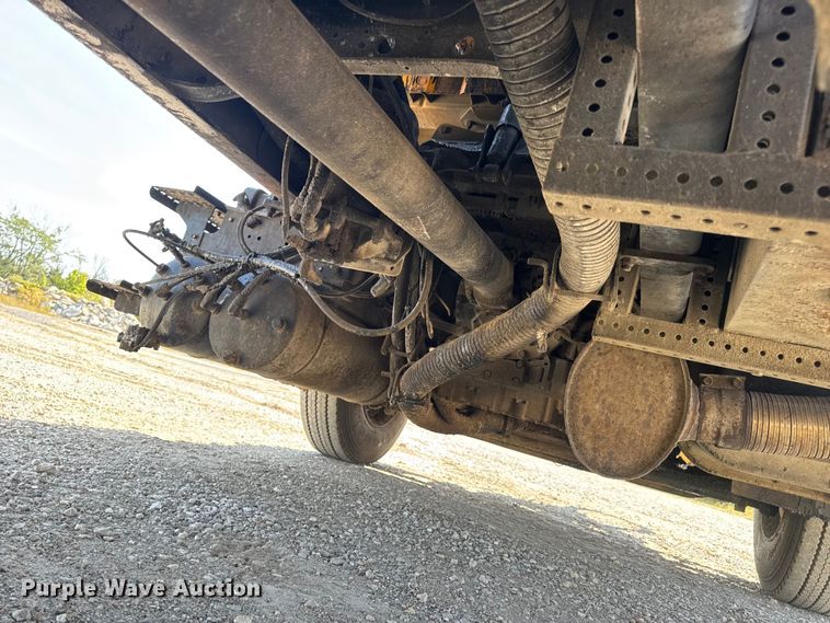 image for item DO2313 2007 International 7400 oil distributor truck