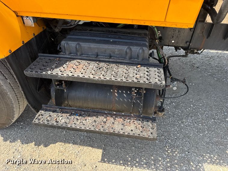 image for item DO2313 2007 International 7400 oil distributor truck