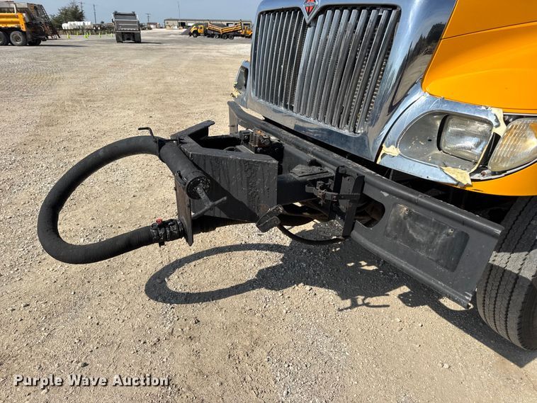 image for item DO2313 2007 International 7400 oil distributor truck