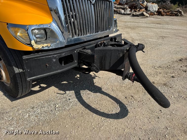 image for item DO2313 2007 International 7400 oil distributor truck