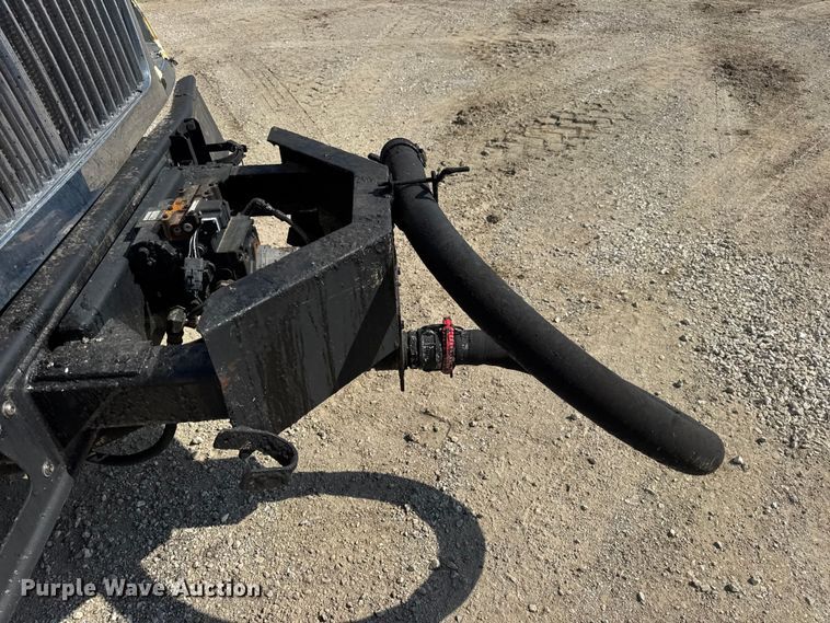 image for item DO2313 2007 International 7400 oil distributor truck