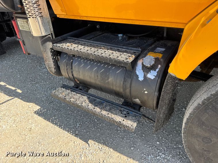 image for item DO2313 2007 International 7400 oil distributor truck