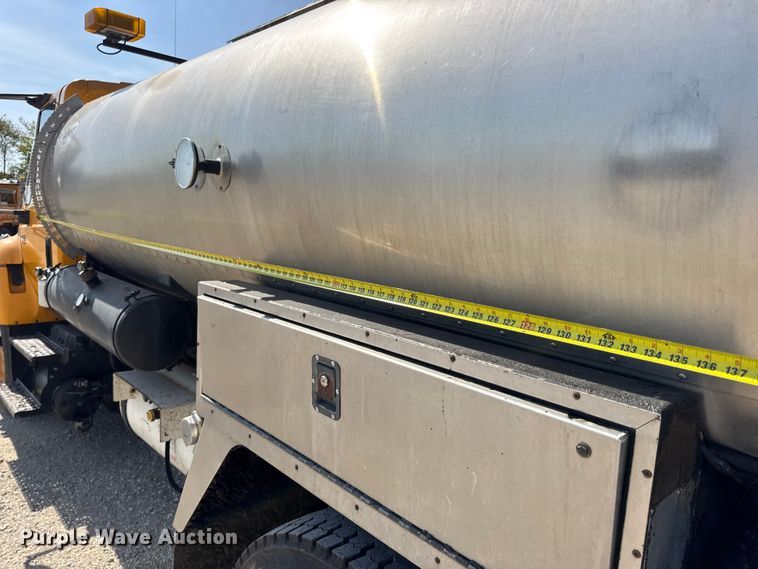 image for item DO2313 2007 International 7400 oil distributor truck