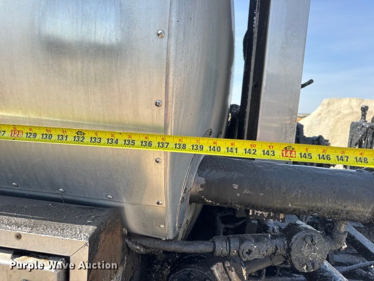 image for item DO2313 2007 International 7400 oil distributor truck