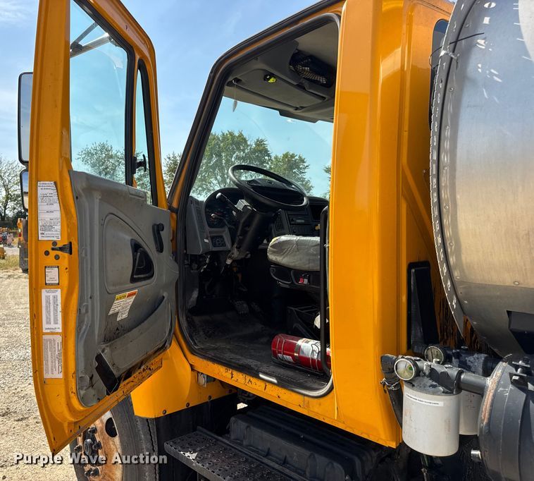 image for item DO2313 2007 International 7400 oil distributor truck