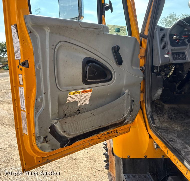 image for item DO2313 2007 International 7400 oil distributor truck