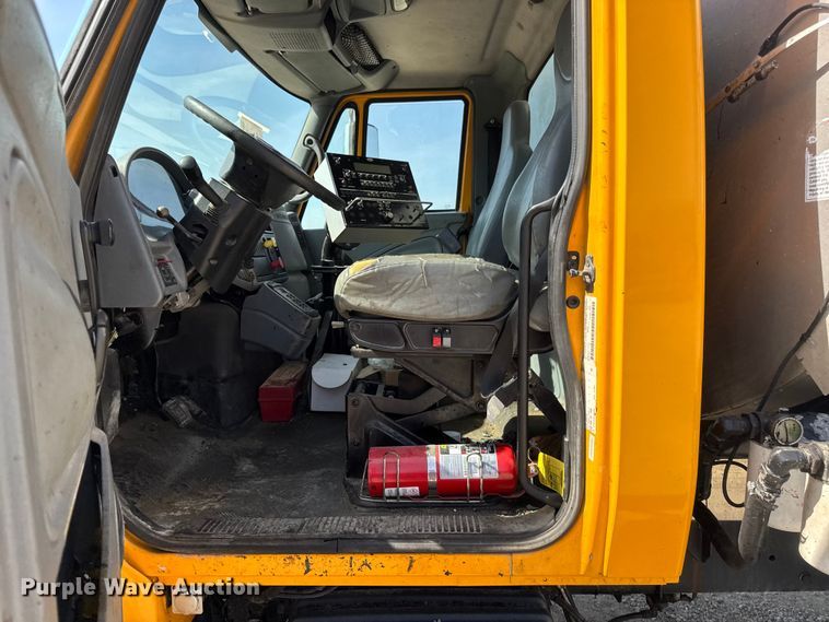 image for item DO2313 2007 International 7400 oil distributor truck