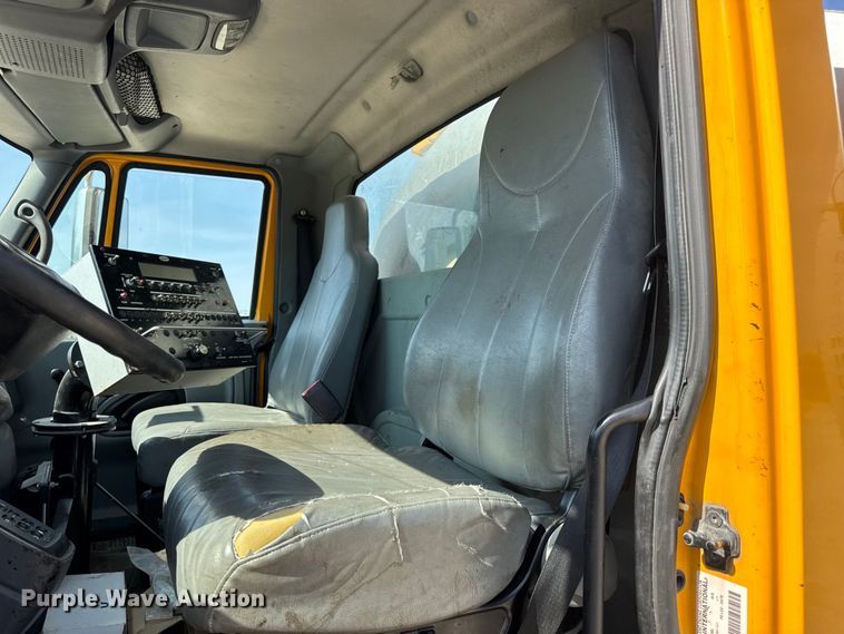 image for item DO2313 2007 International 7400 oil distributor truck