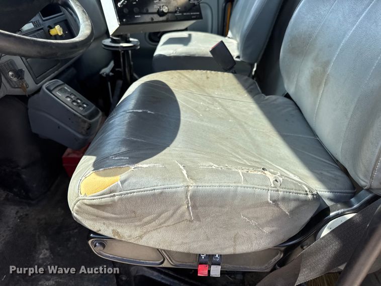 image for item DO2313 2007 International 7400 oil distributor truck