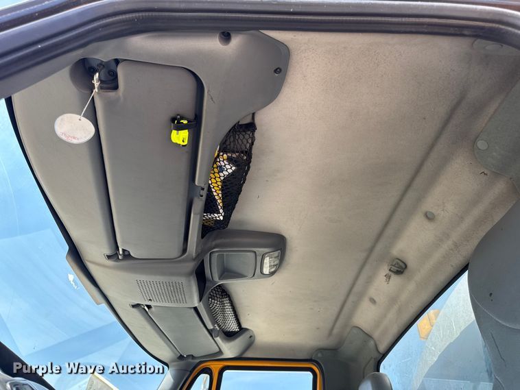 image for item DO2313 2007 International 7400 oil distributor truck