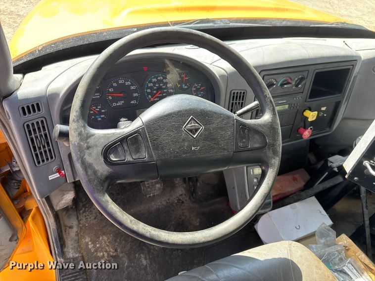 image for item DO2313 2007 International 7400 oil distributor truck