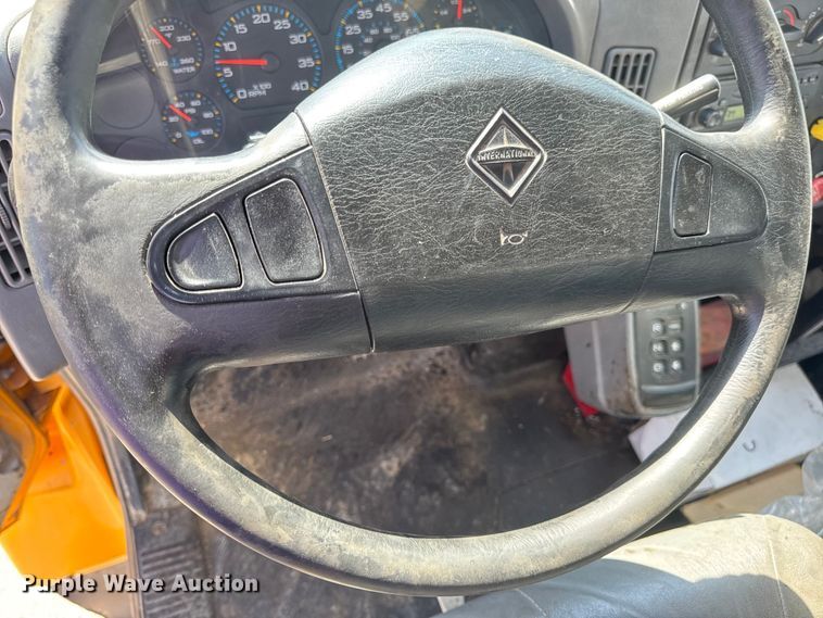 image for item DO2313 2007 International 7400 oil distributor truck