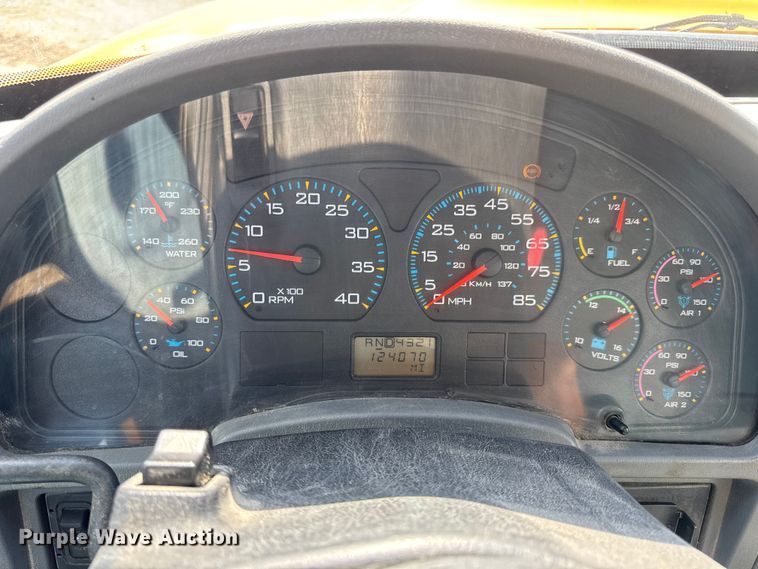 image for item DO2313 2007 International 7400 oil distributor truck