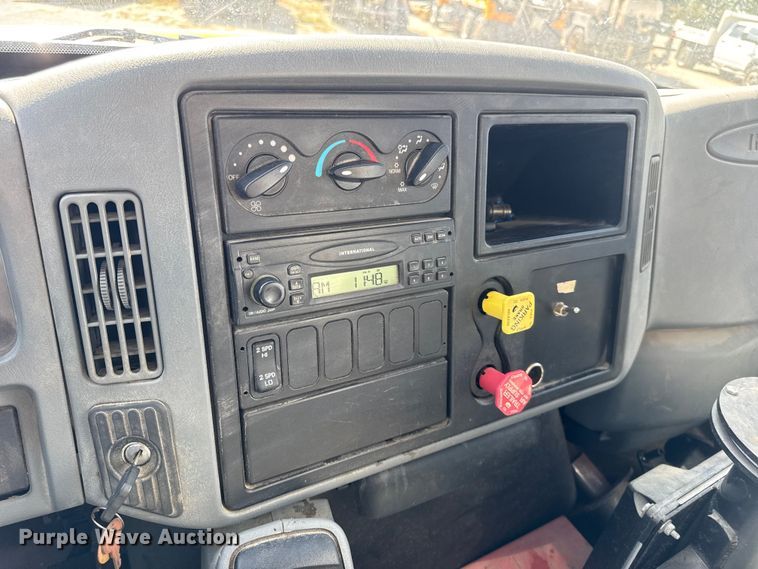 image for item DO2313 2007 International 7400 oil distributor truck