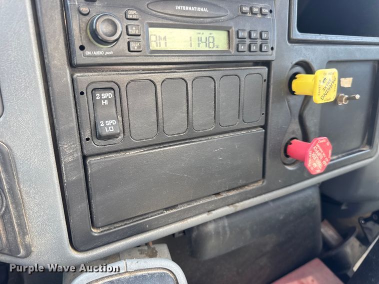 image for item DO2313 2007 International 7400 oil distributor truck