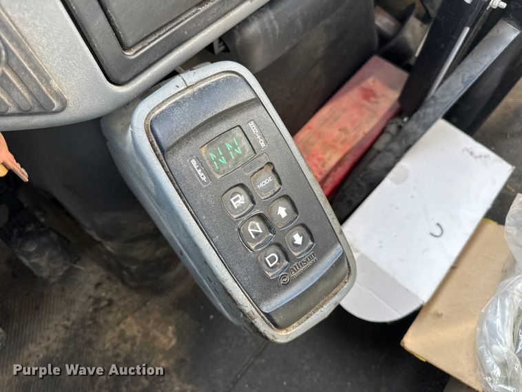 image for item DO2313 2007 International 7400 oil distributor truck