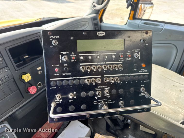 image for item DO2313 2007 International 7400 oil distributor truck