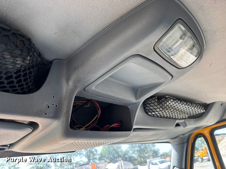 image for item DO2313 2007 International 7400 oil distributor truck