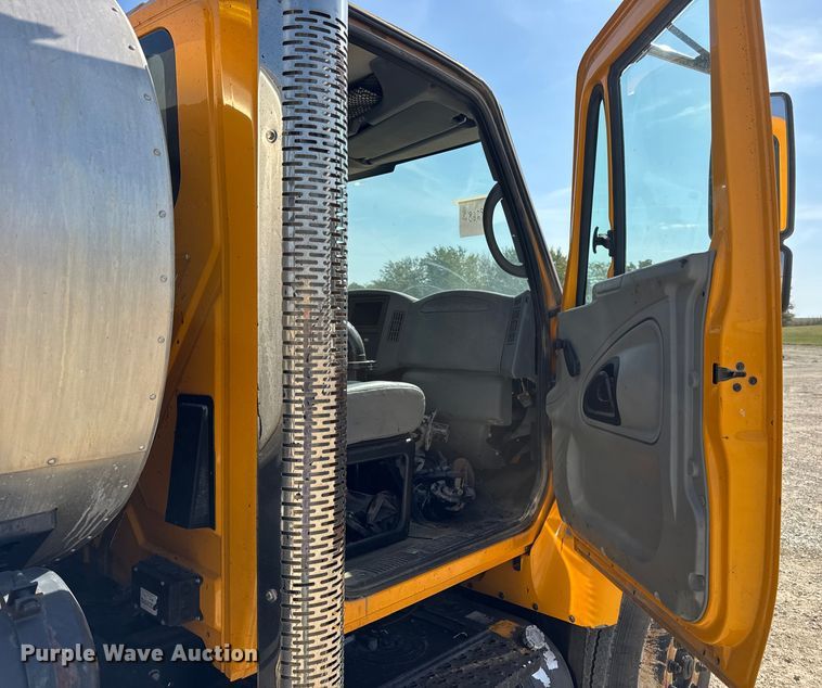 image for item DO2313 2007 International 7400 oil distributor truck