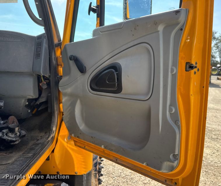 image for item DO2313 2007 International 7400 oil distributor truck