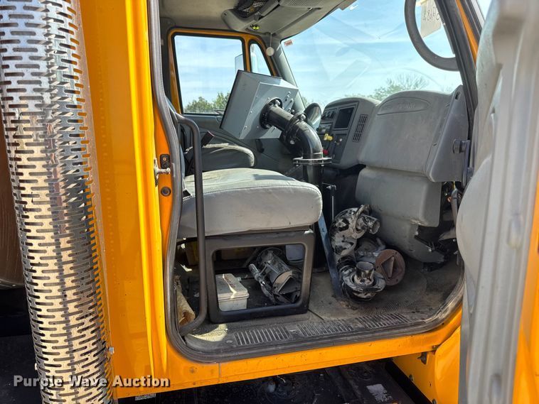 image for item DO2313 2007 International 7400 oil distributor truck