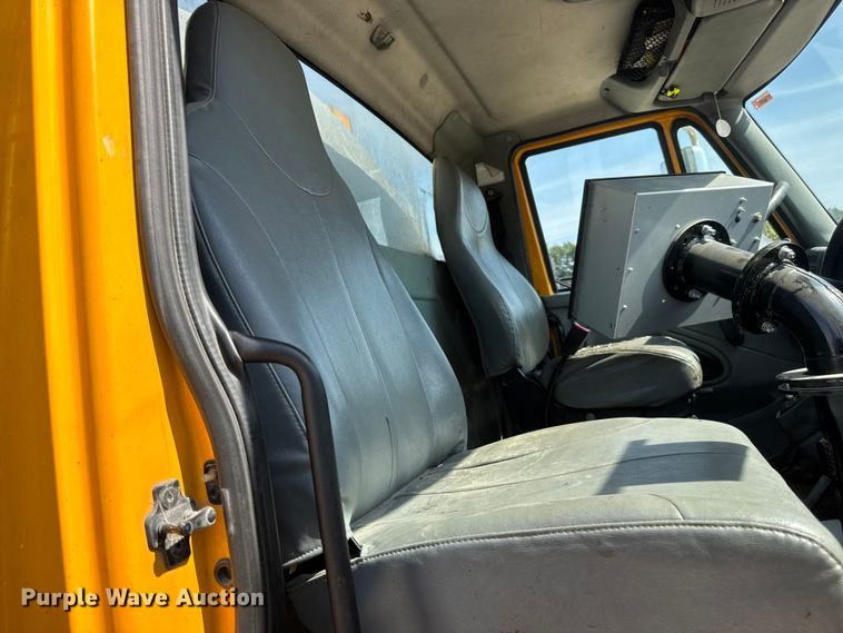 image for item DO2313 2007 International 7400 oil distributor truck