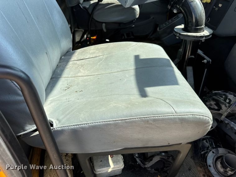 image for item DO2313 2007 International 7400 oil distributor truck