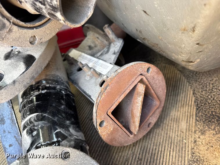 image for item DO2313 2007 International 7400 oil distributor truck