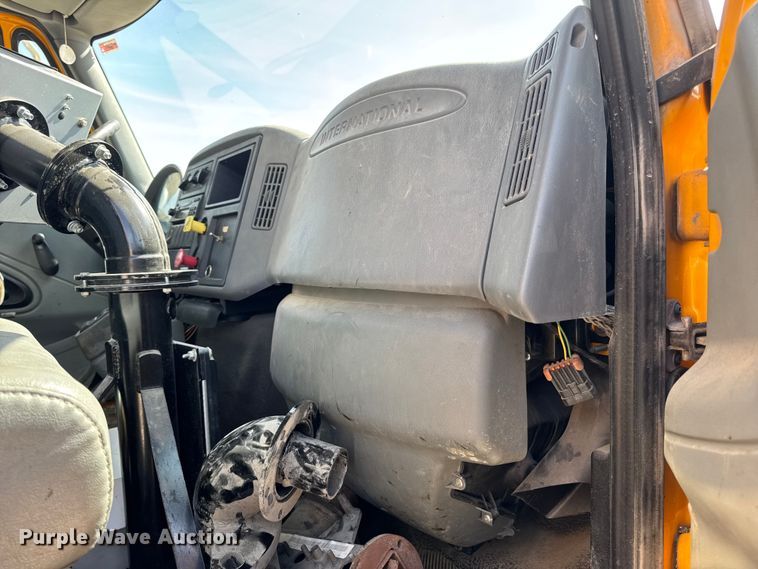 image for item DO2313 2007 International 7400 oil distributor truck